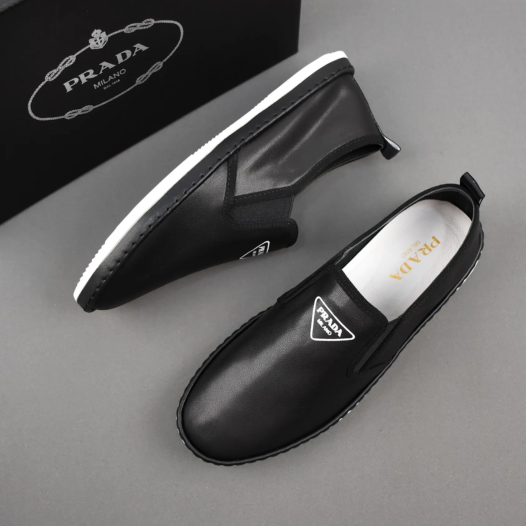 PP380👟👟👟Prada [Prada] Soft-soled and soft-surface casual leather shoes. The uppers are made of comfortable and soft first-layer cowhide and super-soft rubber outsole. Men's size 38-44.